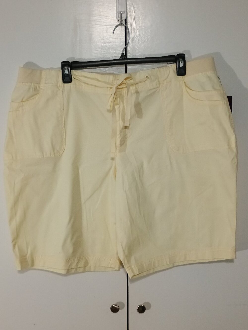 NWT Gloria Vanderbilt 24W Cream Stretch Pull-On Bermuda Shorts Drawstring